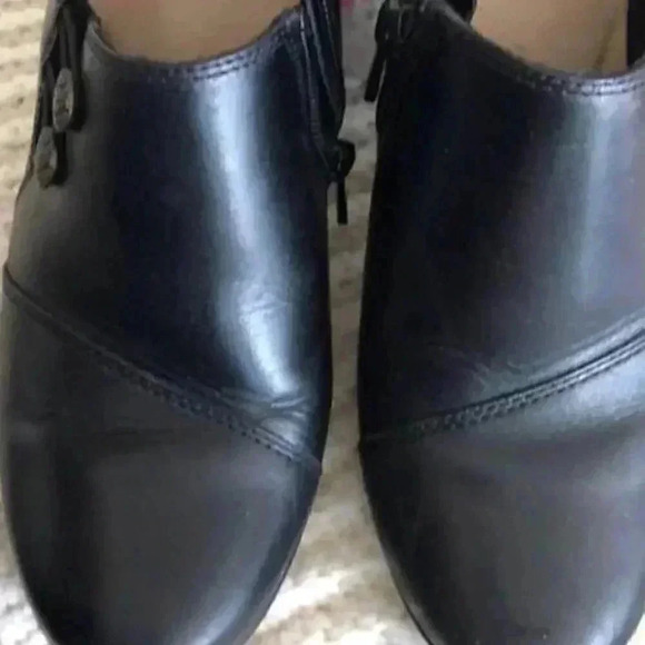 Clarks Cropped Bootie Size 6 - Picture 1 of 5